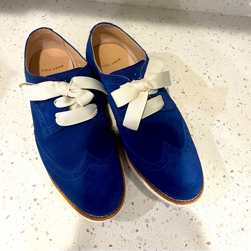 Blue Cole Haan Oxford style shoes with white bow. Size 5b